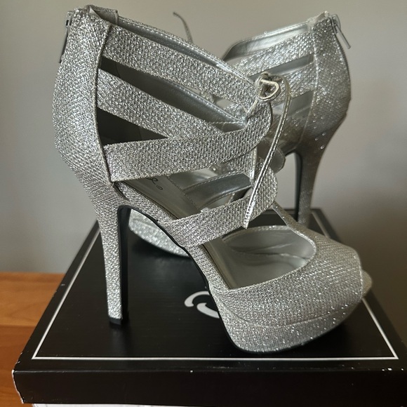 Qupid Shoes - Women’s Silver Glitter Platform Sandal Pump Heels Size 7.5